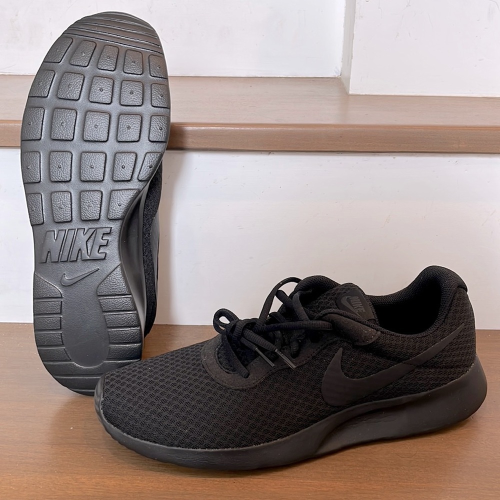 Brand new men’s Tanjun Nike’s